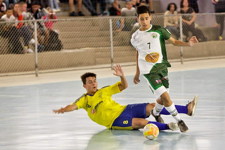Vila Santista chega em 3 semifinais no Metropolitano de Futsal