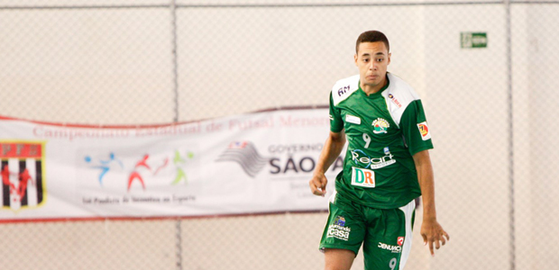 Vila Santista Sub-17 goleia e avança para as quartas de finais